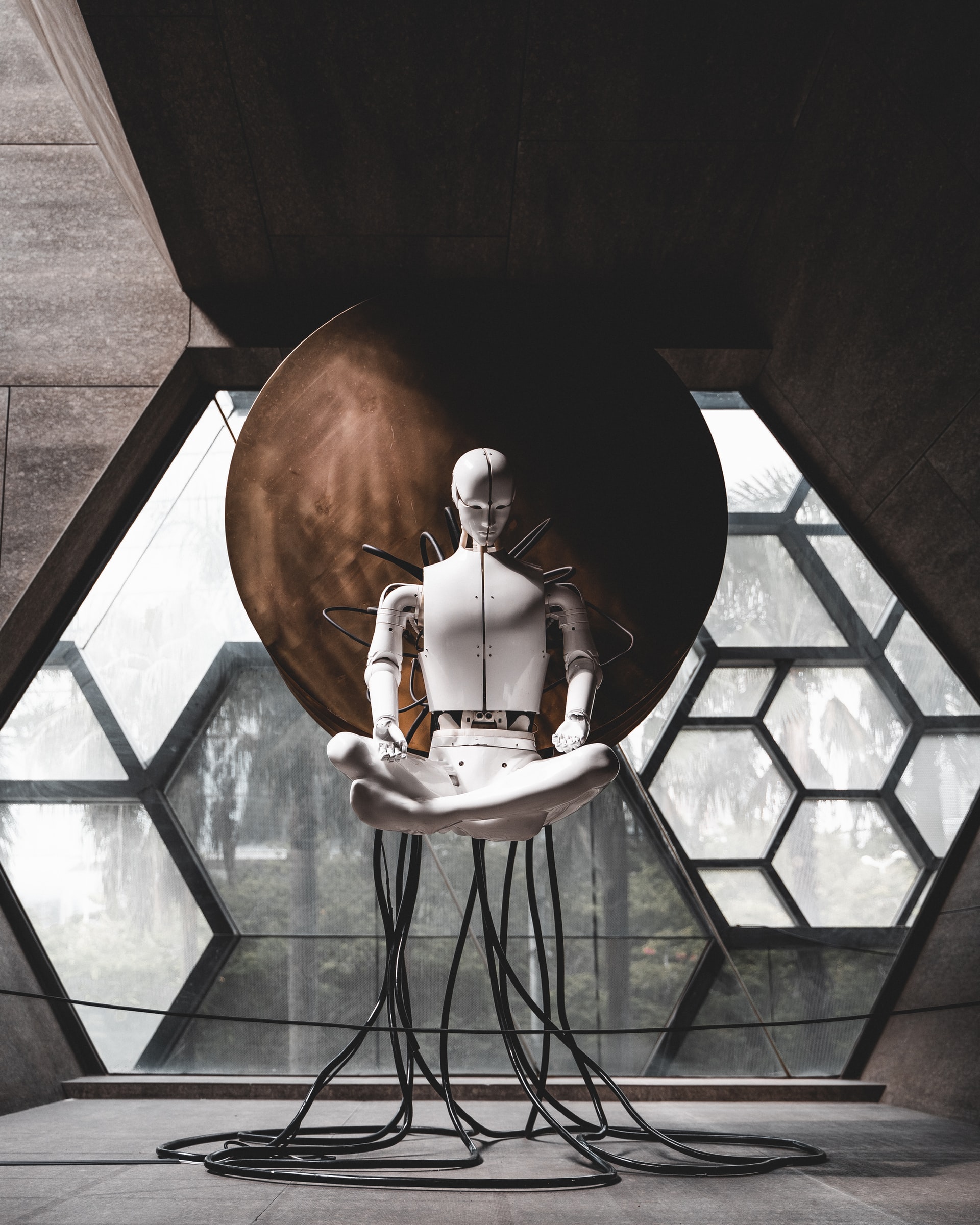 Figura robótica em ambiente de tecnologia, ilustrando automação e operação de TI